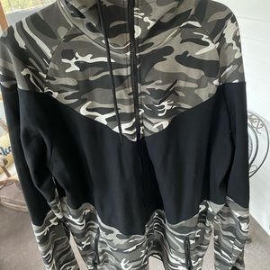 Zip up warm-up camo jacket